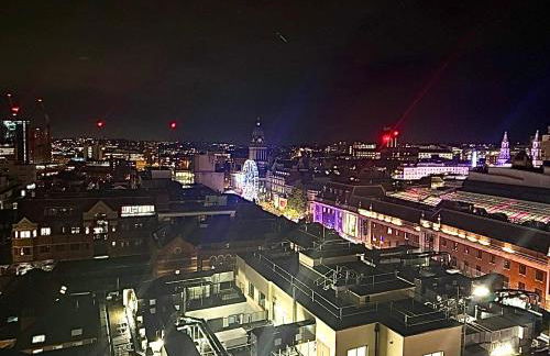 Award Winner of 2026 &2025 traveller & Best guest rated apartment, two bedroom, #1 Leeds city centres most central location, Great 180 degree views,balcony , PARKING onsite, Netflix & WiFi - Foto 57