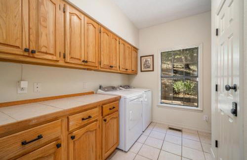 Luxury Rock Creek Cabin w Deck by Lake Hamilton - Foto 15