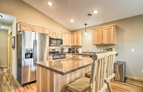 Breezy Point Cabin with Fire Pit - Walk to Lake - Foto 6