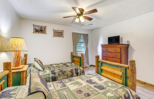 9 Mi to Grove: Home w/ Fire Pit in Southwest City - Foto 24