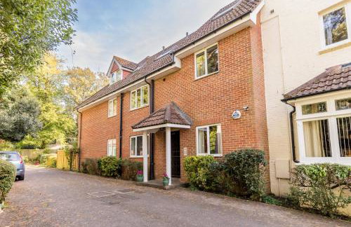 The Gables Penthouse - 15-Minute Walk to Branksome Chine Beach - Photo 13