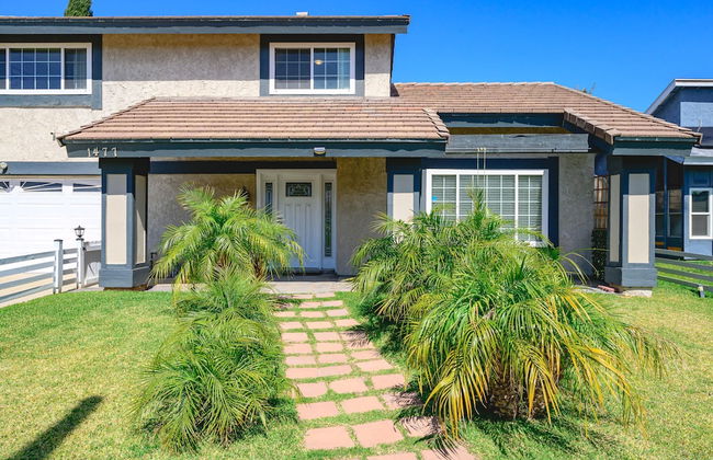 Spacious Family Retreat w Garden Modern Comfort - Photo 8