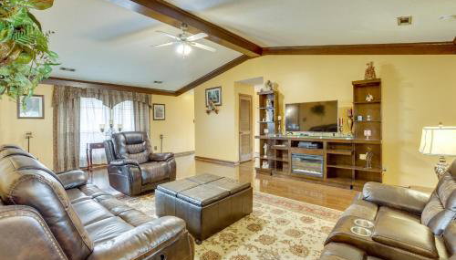 Pool and Large Covered Patio! Decatur Family Getaway - Foto 3