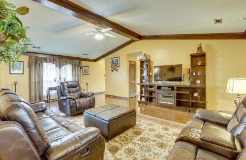 Pool and Large Covered Patio! Decatur Family Getaway - Foto 3