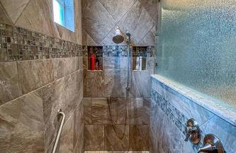 Elegant Home with Pool, Office, Theater, and Fence - Foto 16