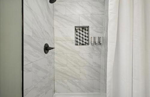 Family Spacious 5BR Retreat w Game Filled Basement Suite - Foto 34