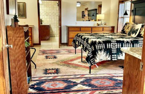 Secluded Riverfront Cabin with Bluff Views, Gated Privacy & Scenic Trail Access in Tahlequah, Oklahoma - Foto 27