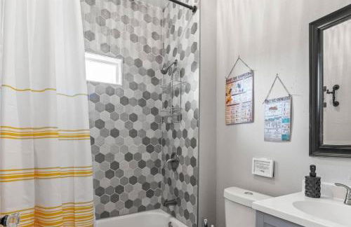 BeeKeeper's Inn - Beautifully Renovated 1929 Bungalow with 2 Bedrooms on Brick Street near Tampa's Attractions - Foto 33