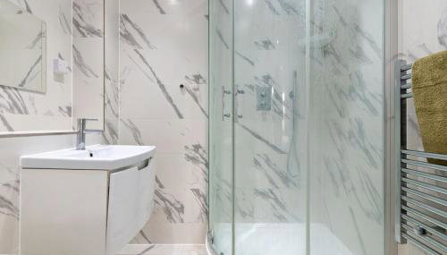 CR2-Gated Apartment with Secure Parking-Ideal for Contractors - Foto 4, Shower