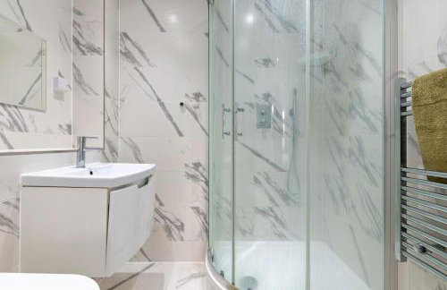 CR2-Gated Apartment with Secure Parking-Ideal for Contractors - Foto 4