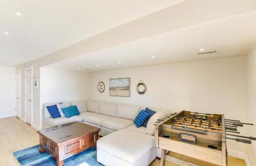 Spacious Garden City Townhome with Lake Views! - Photo 3