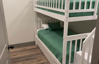 Main Street Farmhouse City Retreat by Hollyhock - Foto 30