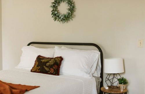 ~ The Cozy Farmhouse ~ | Sleeps 10+ | Farm Views - Foto 48