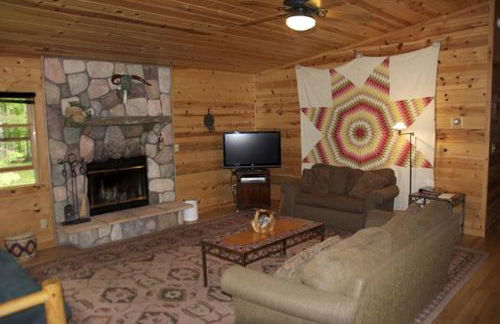 Upscale Camping Cabin for Nine by Squaw Lake in Wisconsin - Foto 2