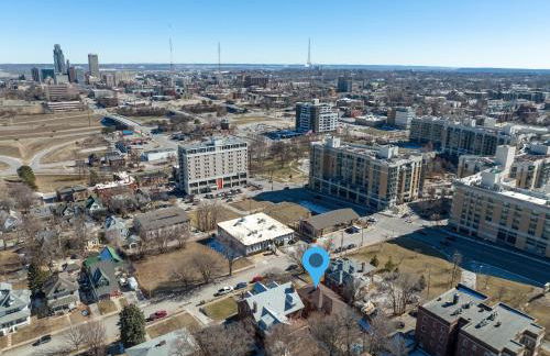 Retro Glam: Colorful Mid-Century Haven Apt 2 - Foto 10