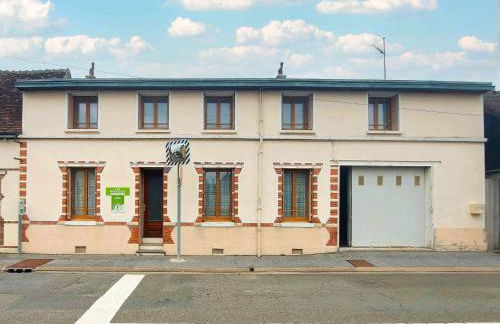 Maison spacieuse avec jardin, BBQ, table de ping-pong, proche commerces, pour 9 personnes et bébés - FR-1-581-96 - Foto 1