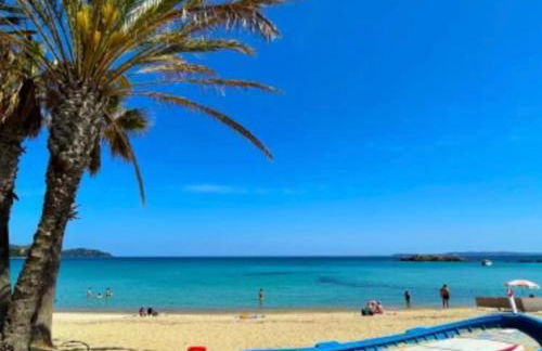 APPARTEMENT ET SA JOLIE TERRASSE Le Lavandou Saint Clair, a deux pas de la plage de St Clair, au calme, Studio tout équipé, clim, Wifi Fibre, TV connectée, lave linge, lave vaisselle, place de parking et plus, serviettes et draps fournis - Foto 16