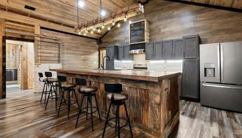 Cozy Wood-Interior Lodge with Screened Patio, Fire-Pit Table, Grill & Fast WiFi in Goreville, Illinois - Foto 3