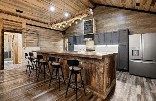 Cozy Wood-Interior Lodge with Screened Patio, Fire-Pit Table, Grill & Fast WiFi in Goreville, Illinois - Photo 3