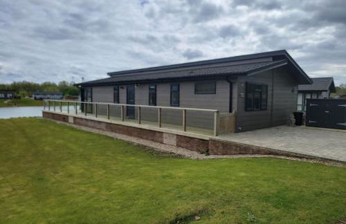 Luxury 2-Bed Lodge in Routh Sleeps 4 with Hot Tub - Foto 38