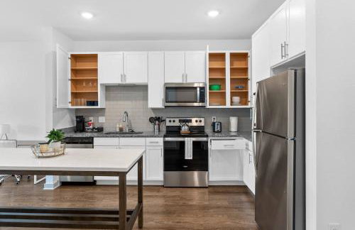 Chic 1BR Apt| King Bed| Pool| Gym| Close 2 Beach. - Foto 4