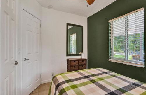 3 min. walk to Wilton Drive, pool and huge yard - Photo 22