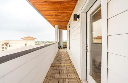 RiverWalk PentHouse Oasis w/Free Parking Gym Pool - Photo 31