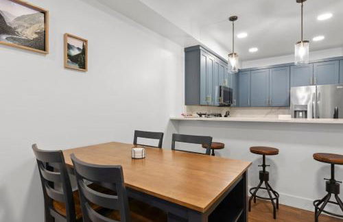 Modern Condo with Incredible Mountain Backdrop 207 - Foto 8