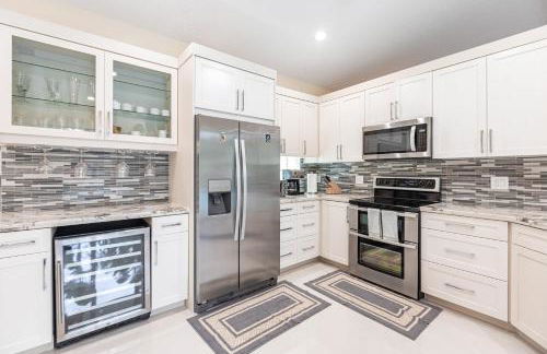 Tropical Oasis with Heated Pool - Photo 10