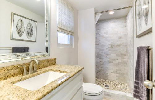 Waterfront Home with Deck and Pool in City-by-the-Sea - Foto 25