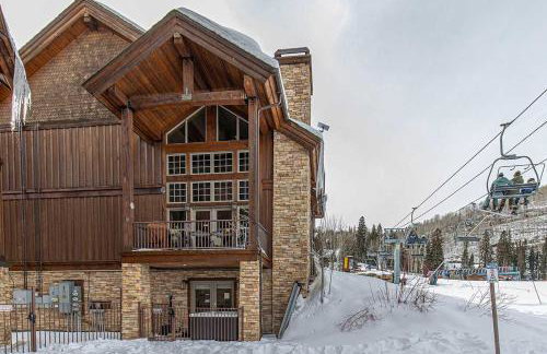 HotTub-Elkpoint-True Ski In Ski Out Family &Pet Friendly - Photo 52