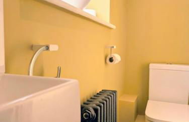 Coastal Whisper Sleeps 10 with Parking - Foto 6