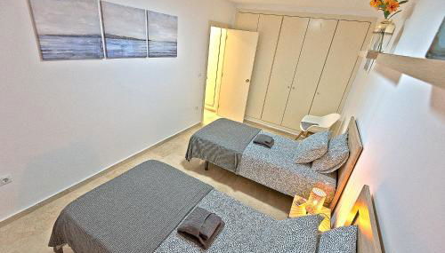 On Beach Deluxe Apartment with Pools and own Garden - Foto 5, towels, wardrobe