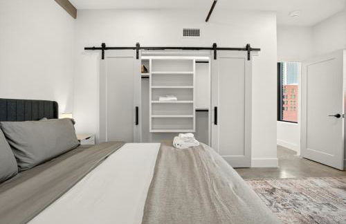 Chic Downtown Tulsa Beacon 2BR Stay - Foto 11