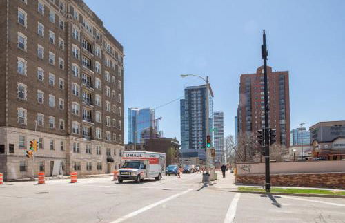 Chic East Side 1BR Apt with Balcony, Pool, and Gym - Foto 51