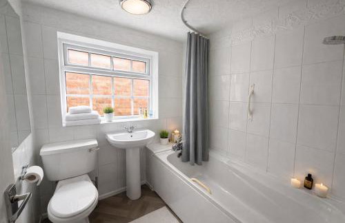 Stylish Apartment - Excellent Location - Free Parking, Fast WiFi, Smart TVs and Self-Check-In by Yoko Property - Foto 4