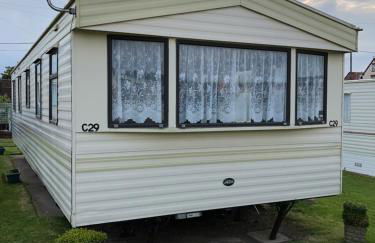 Norfolk Poppy Caravan - Sleeps 4 - WiFi and Sky TV Included - Foto 5