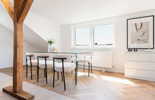 2 BR Loft - LUXUS - MODERN - PARKPLÄTZE - KAFFEE - NETFLIX - WEINBERGBLICK - KÜCHE - BALKON - Foto 1