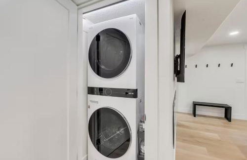 Modern LuxeDen with Private Hot Tub and Fenced Yard - Foto 13