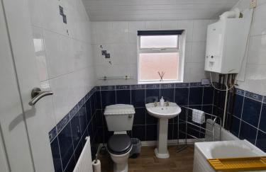 Business Friendly 2BR House Sleeps 5, Wi-Fi, Workspace & Free Parking - Foto 5