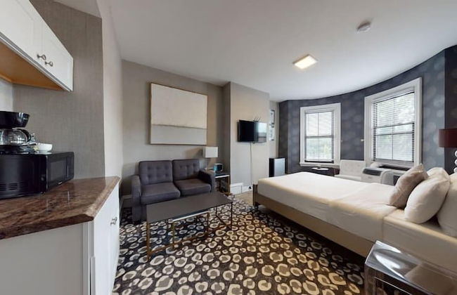 Premier Suites - Bay Village - Photo 4