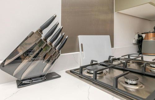 Brand New Apt - Beach Breeze Spacious 1-Bedroom Apartment with parking - sleeps 4 ppl- internet - Foto 45