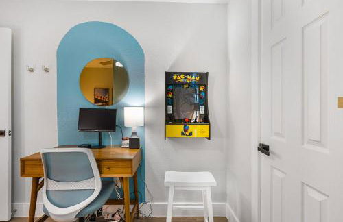 Modern 3BR Retreat with Fun Yard, Mini-Golf, Hot Tub & BBQ Dining Deck - Foto 47