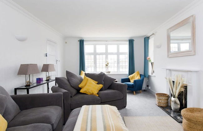 Bright Modern 4 br House 100 Metres From Beach - Photo 67