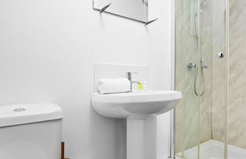 Spacious 5 Bedroom & 5 Bathrooms House - Garden - Parking - Netflix 376MW - Foto 55