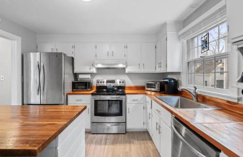 4BR Home | Walk to Beach & Downtown | Parking - Foto 4