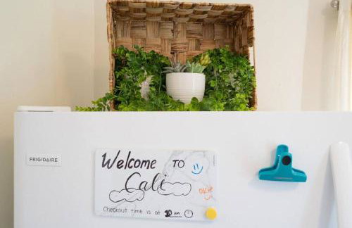 Cali 2BR Getaway Firepit, Yard & Spring Charm - Foto 22