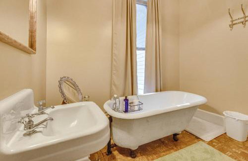 Creekfront Yellville Manor with Parlors and Fire Pit! - Foto 33