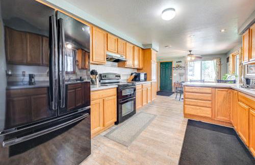 Furnished Deck with Forested Views Manawa Home! - Foto 11