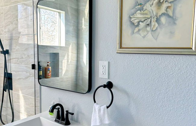 Vintage Gem in Prime Location Cozy 1BR Oasis - Photo 3